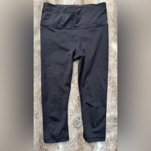 Athleta Women’s Classic Black Accelerate Crop Leggings-XS